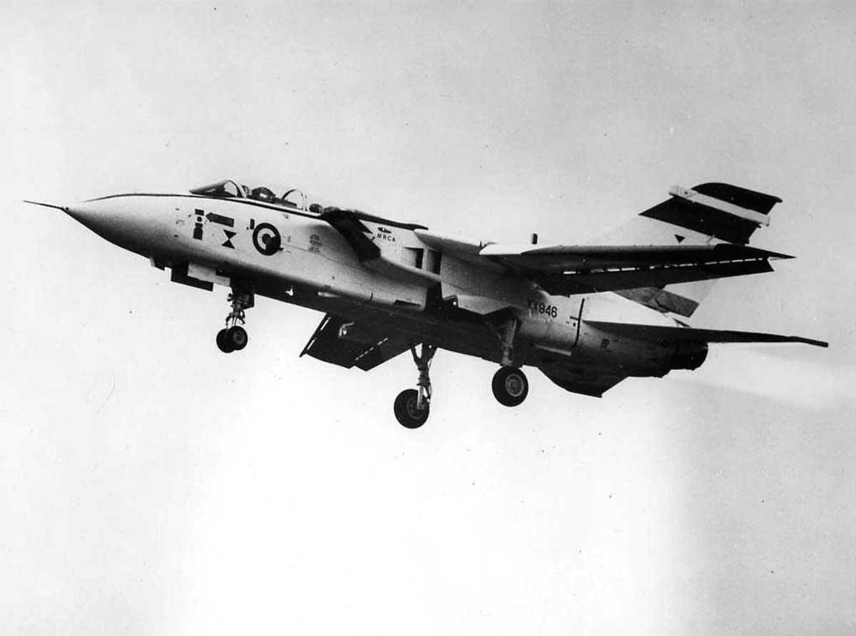 Luftfoto. Ett fly i luften, Tornado MRCA prototype, XX946.