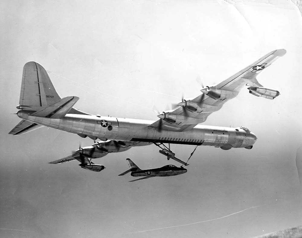 Luftfoto. To fly i luften, Convair B-36 og Republic RF-84F.