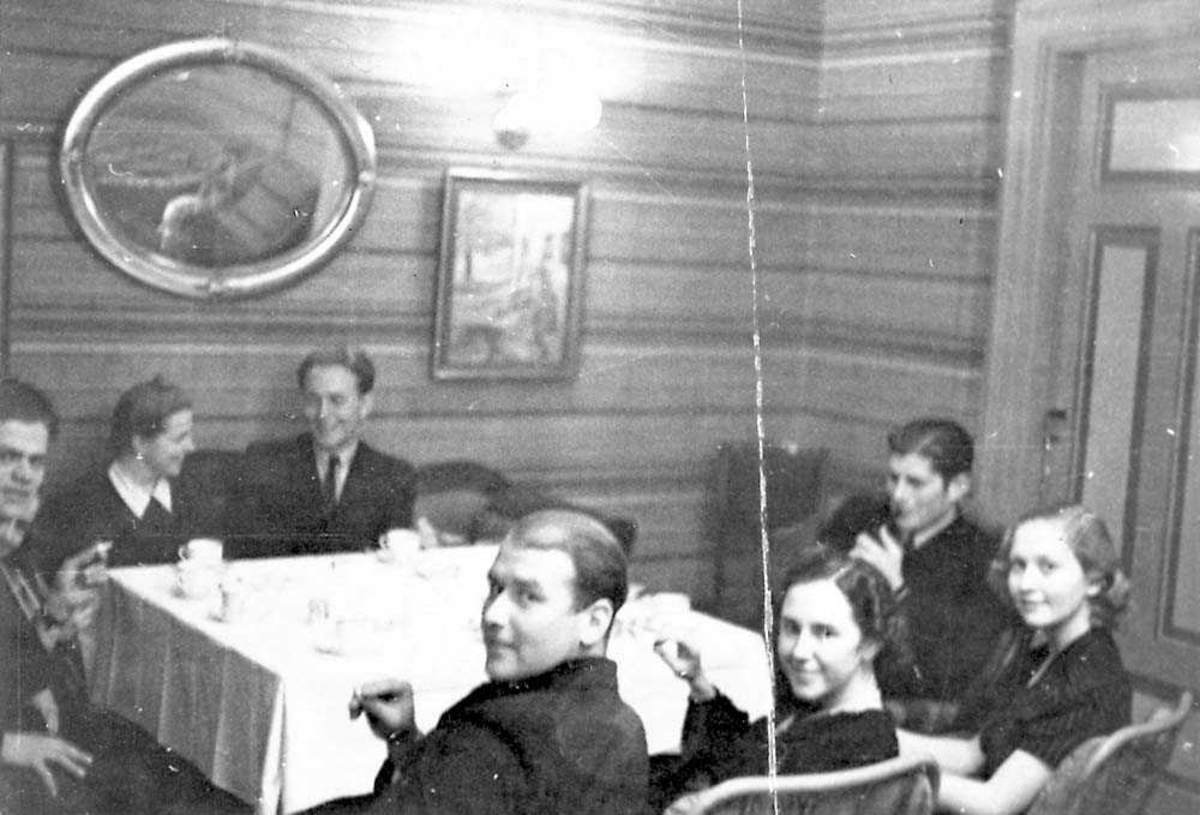 Gruppefoto av sju personer som sitter rundt et bord.