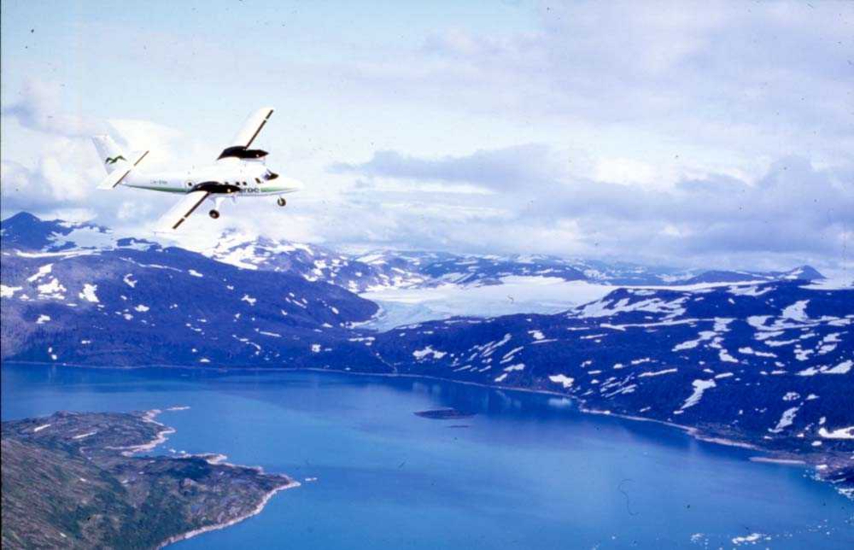 Luftfoto. Ett fly, LN-BNH, DHC-6-300 Twin Otter fra Widerøe