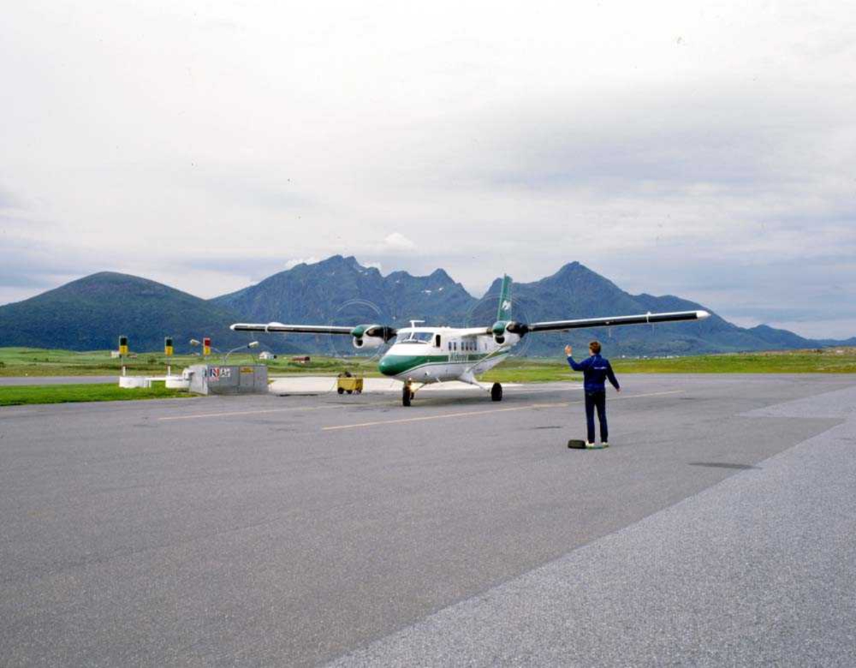 Lufthavn/Flyplass. Leknes. Ankomst DHC-6-300 Twin Otter fra Widerøe.