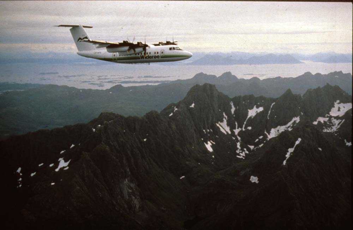 Luftfoto. Lofoten. Ett fly, LN-WFG, DHC-7-102 Dash 7 fra Widerøe.
