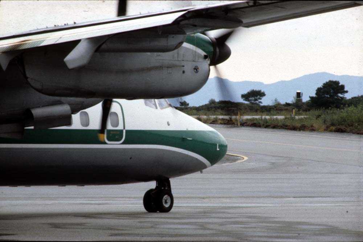 Lufthavn/Flyplass. Florø. Ett fly, LN-WFL, De Havilland Canada DHC-7-102 Dash7 fra Widerøe.
