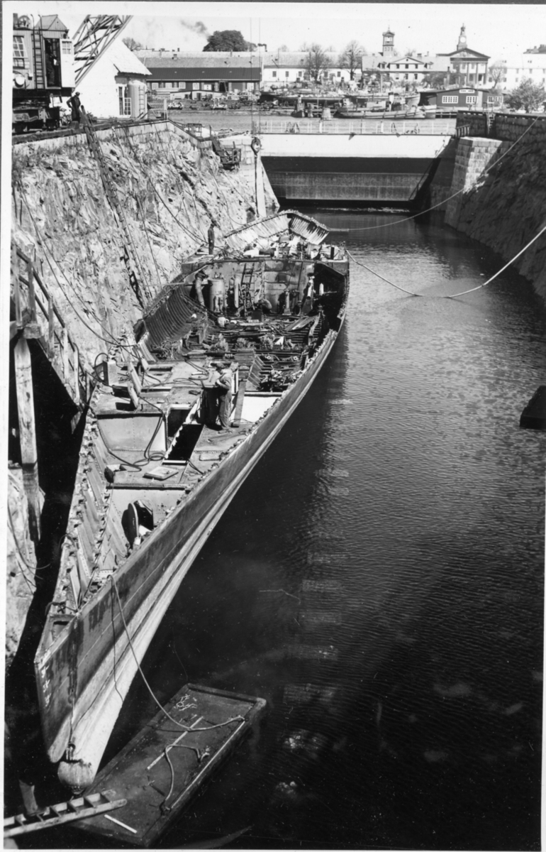 Bilden visar resterna av pansarskeppet Niord under skrotning i Polhemsdockan i Karlskrona.