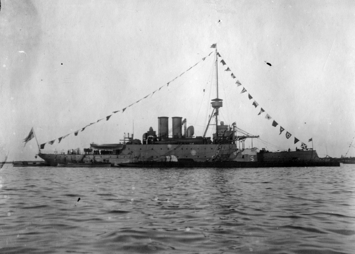 Depåfartyget Svea på havet 1922 med flaggor som vajar i vinden.