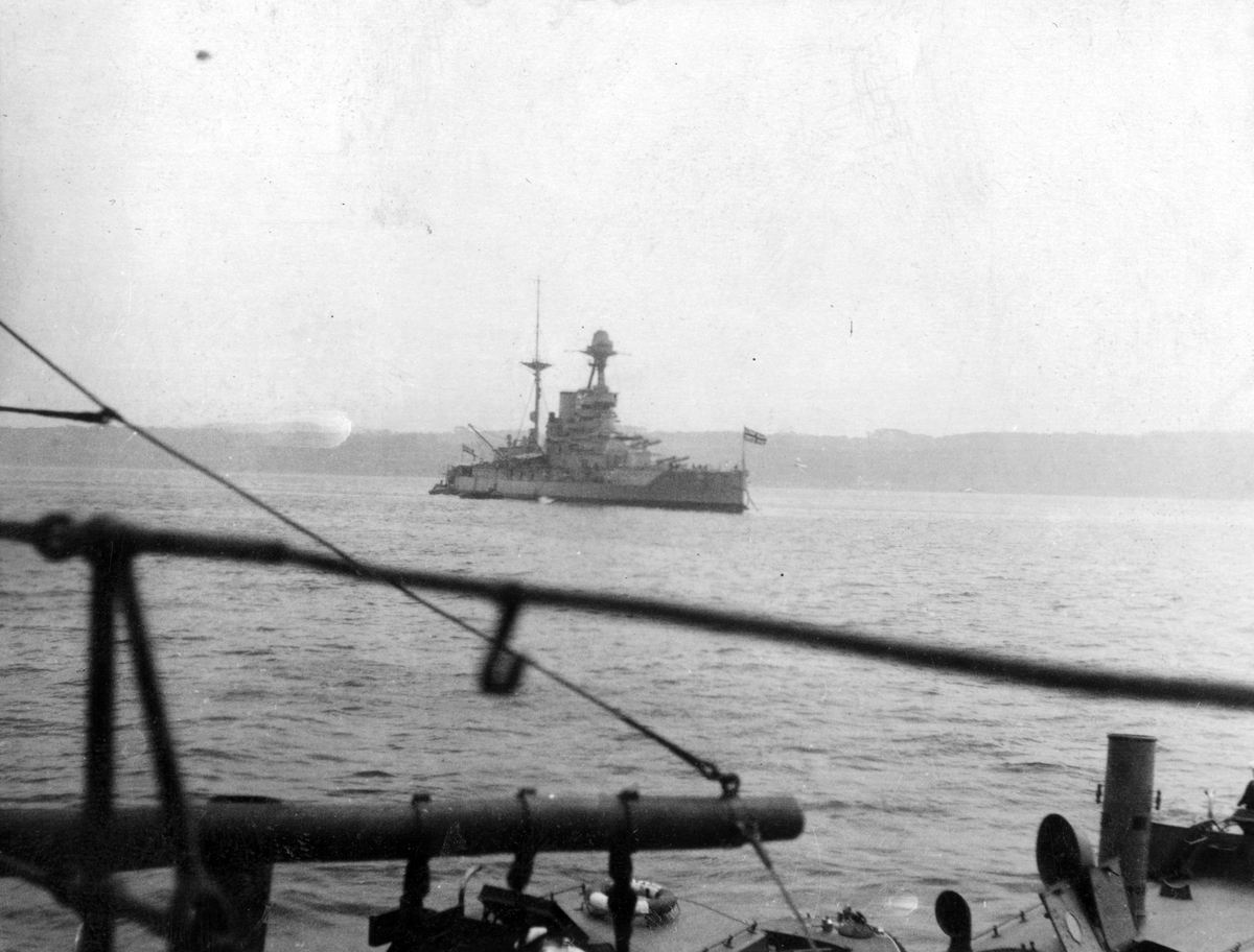 Engelskt slagskepp fotograferat från en annan båt.