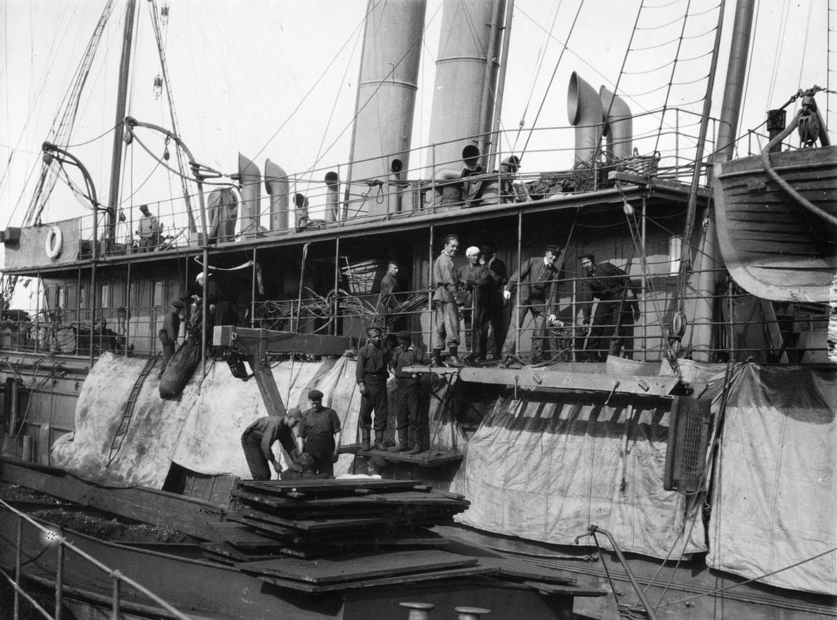 Manskap på båt under kolning på kanonbåten Blenda 1911.