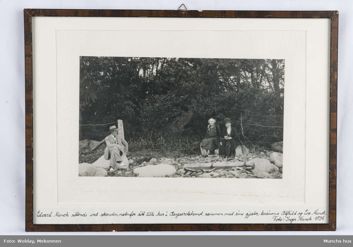 "Edvard Munch sittende ved stranden, nedenfor sitt lille hus i Aasgaardstrand, sammen med sine gjester, kusinene Alfild og Eva Munch".