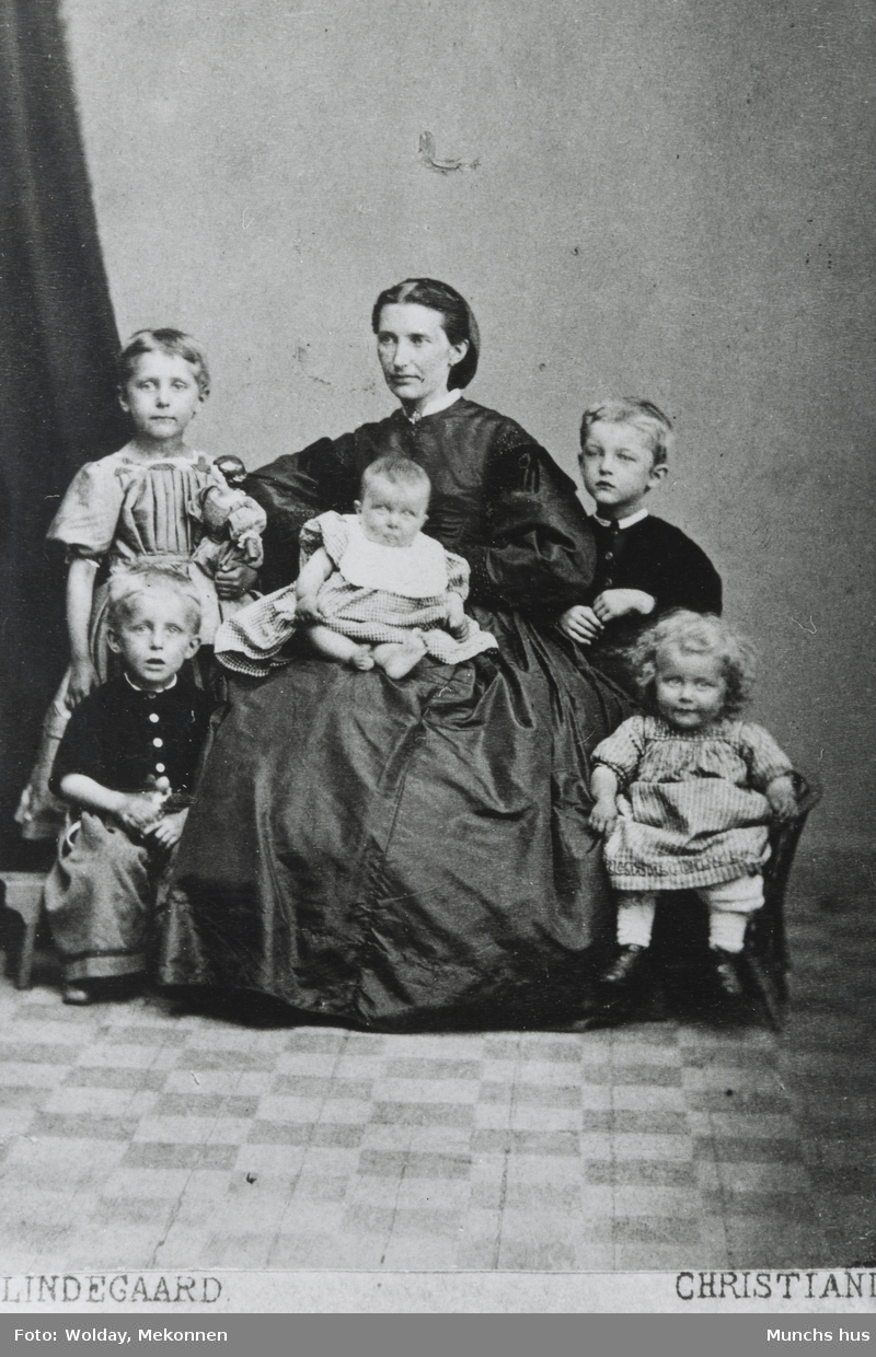 Edvard Munchs mor, med de 5 barna Inger Marie, Johanne Sophie, Peter Andreas, Laura Cathrine og Edvard Munch stående til høyre for moren.

