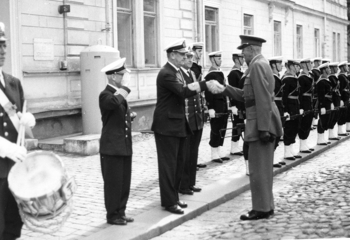 Bilden visar hur amiral Lagerman och general Tamm skakar hand under en militär ceremoni i Karlskrona.