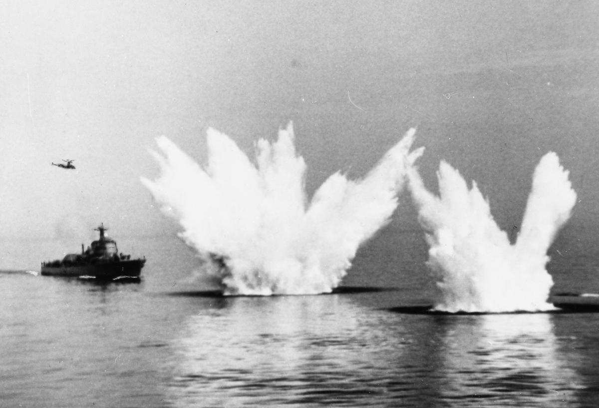 Bilden visar explosioner efter avlossande antiubåtsgranater från Jagaren Uppland.