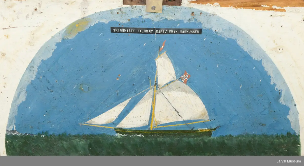 Skipskiste, m. maleri av slupp "Deodata" av Larvik