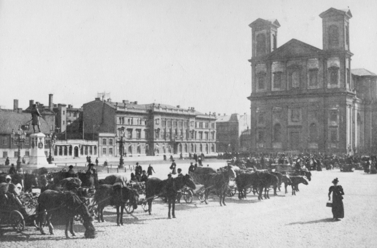 Handel på Stortorget i Karlskrona omkring 1890-talet.