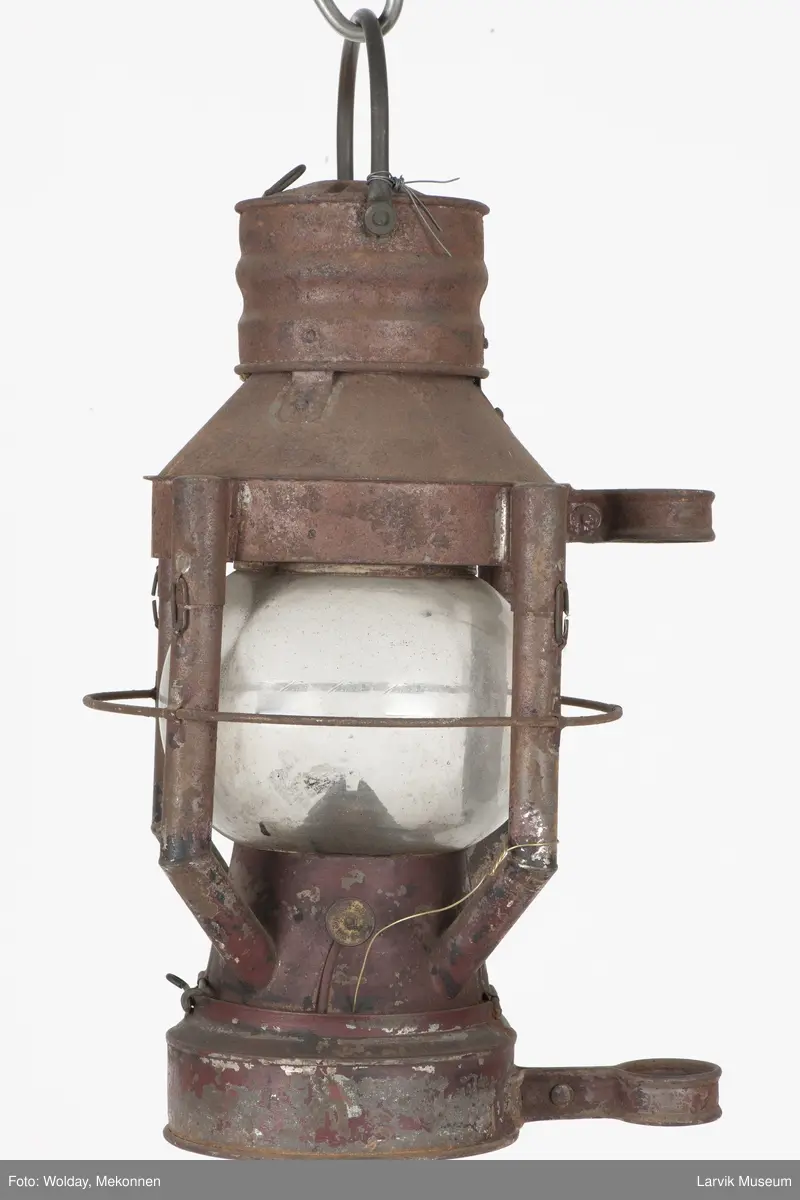 Kulelanterne, øyebeslag for å heises i stativ