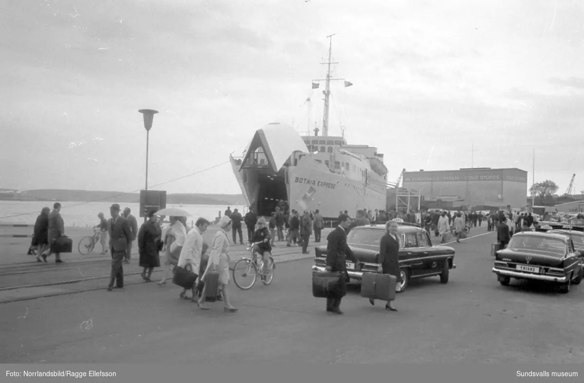 Finlandsfärjan Botnia Express i Sundsvalls hamn. - Sundsvalls museum /  DigitaltMuseum