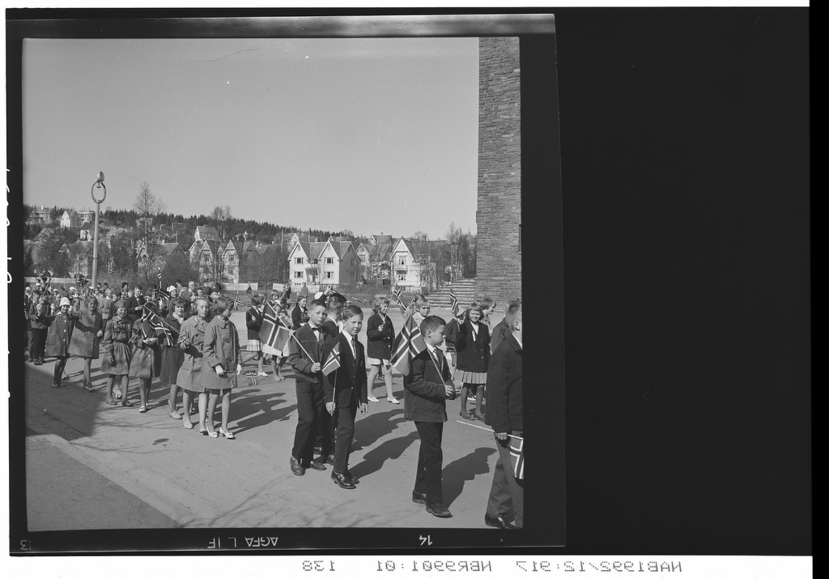 17.mai tog ved Narvik kirke, Kirkesgata. Barn med norske flagg.