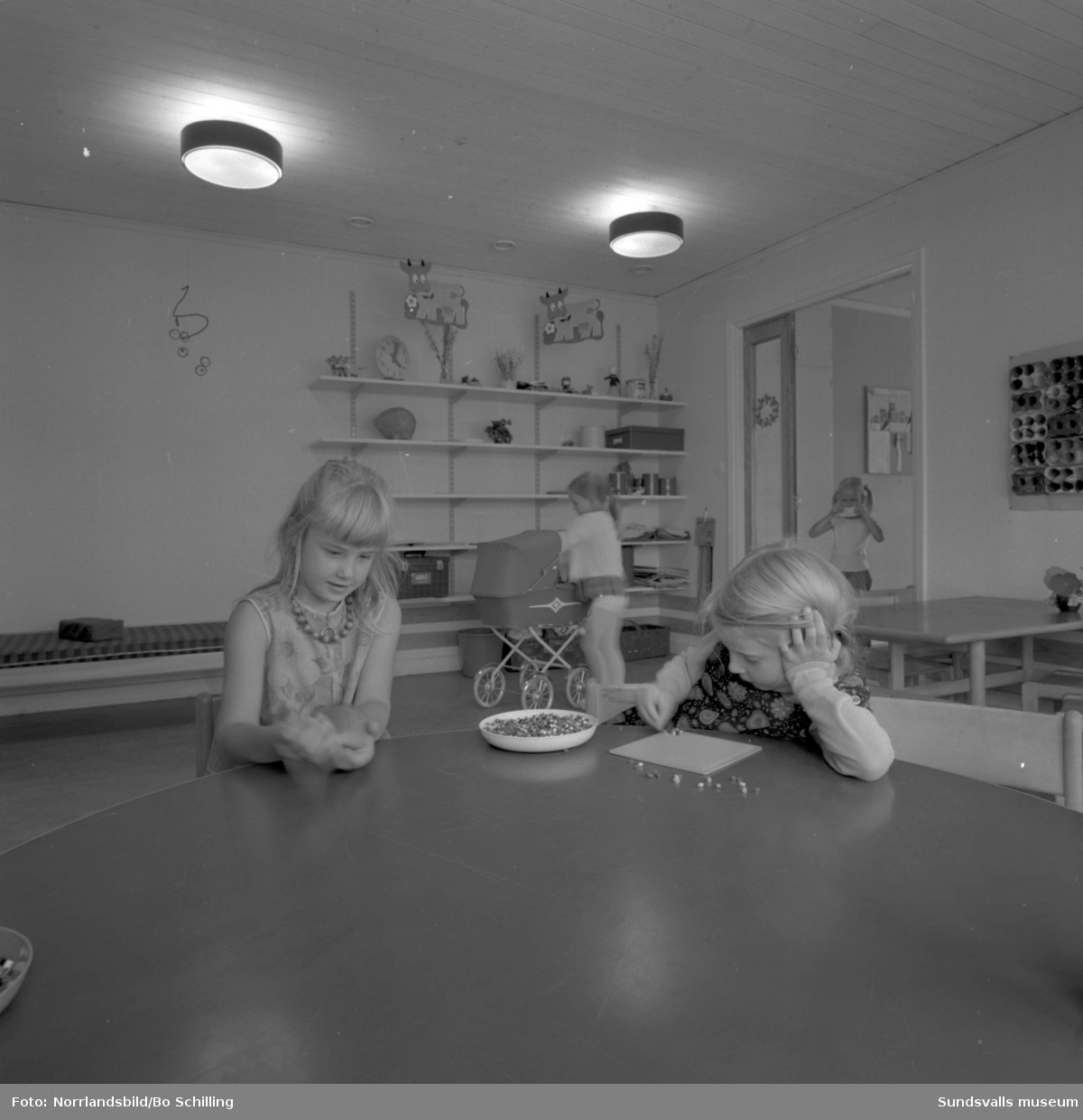 Exteriör- och interiörbilder med barn och personal vid Granlo barnstuga. Fotograferat för centrala byggnadskommittén.