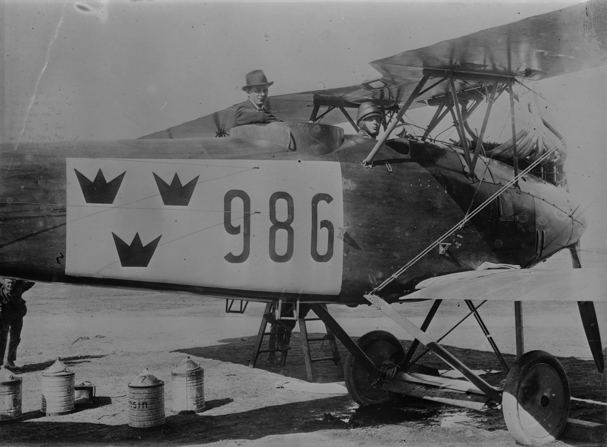FVM S 18 märkt nummer 986 med flygförare samt konstruktör Henry Kjellson på plats i flygplanet.