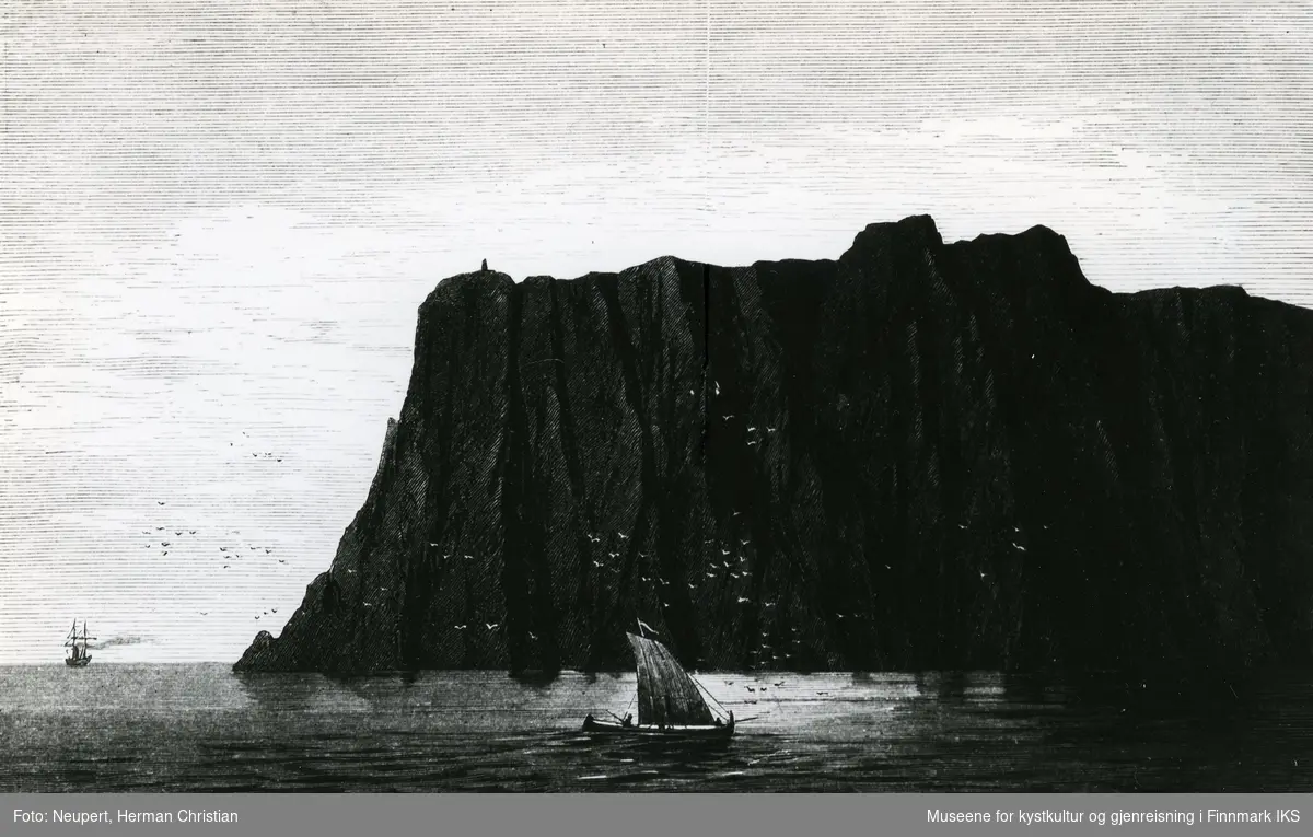 Illustrasjon. Båt med seil utenfor Nordkapp, t.v. et dampskip. Oscarstøtten på platået er godt synlig fra langt avstand.