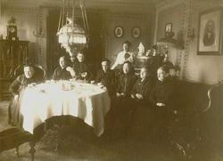 I stuen til Esbensengården i Vadsø sentrum. Ca 1890-1900. Ri