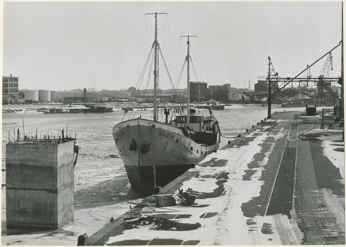 Tankmotorfartyget GALEON av Malmö. Fartyget är den enda vinterliggaren i Malmö hamn p.g.a de höga liggekostnaderna. Det bör påpekas att Hälsingborgs hamn är fullbelagd med fartyg under vinterperioden.