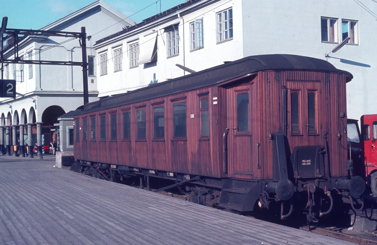 Personvogn type B22 186 på Oslo Ø.