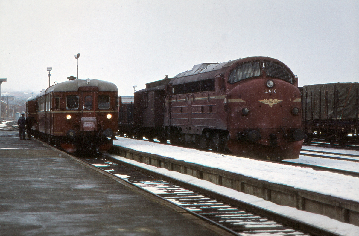Motorvogn type 86G og dieselelektrisk lokomotiv Di 3 618 på Røros stasjon. Motorvognen har kommet fra Hamar som Pt 371, og godstoget er på vei til Trondheim.