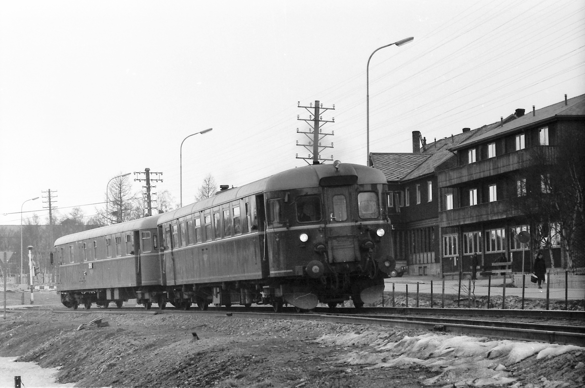 Persontog 372 kjører ut av Røros. BM86F 22 og BDFS 91. Toget fører betjent postvogn.