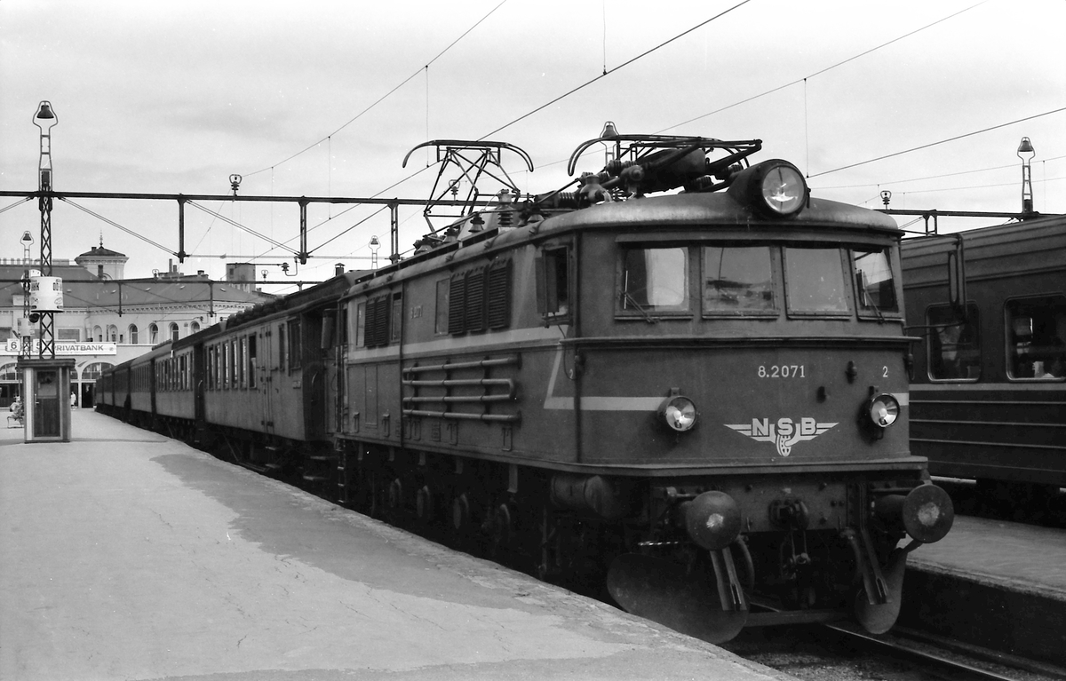 Elektrisk lokomotiv El 8 2071 med  persontog 539 på Oslo V.