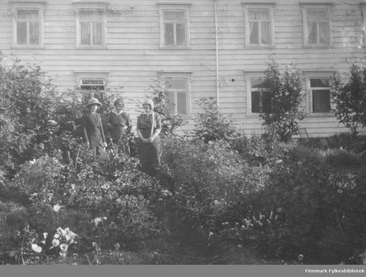 I Fogedgårdens have i Vadsø klokken 5 morgen sommeren 1916 efter en tur til Gundersens hytte