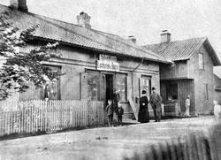 Greåker i Tune, Sarpsborg ca. 1900, postkort. Skilt: Anton O