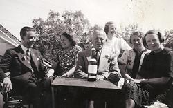 Gjester ved Marka Pensjonat i lystig lag ca. 1939.