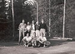 Wolfgang Malzfeldt og gjester på tennisbanen ved Marka Pensj