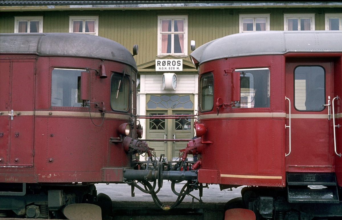 Røros stasjon. Motorvogner type 86.