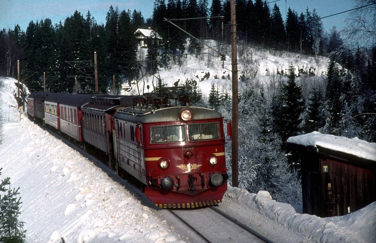Tog 284, Fagernes - Oslo Ø, første fire vogner Gjøvik - Oslo Ø med El 11 2145.