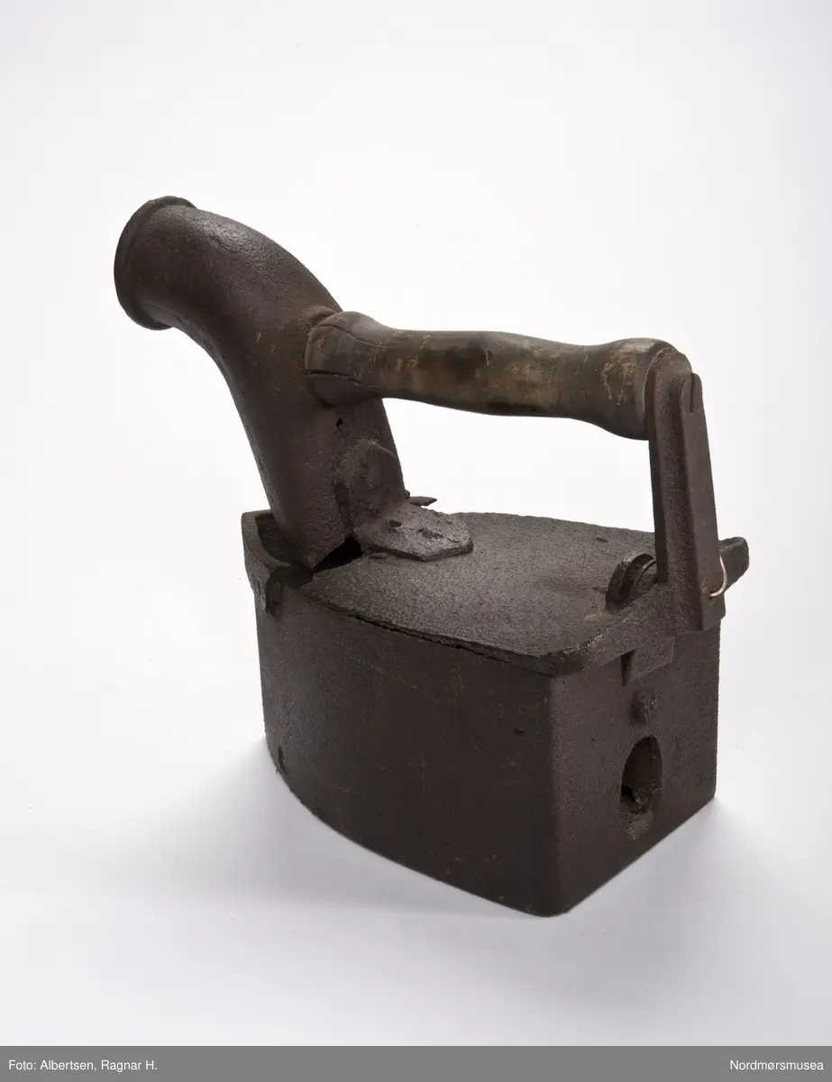 Trekantet. Høy tut foran. Liten luke bak.