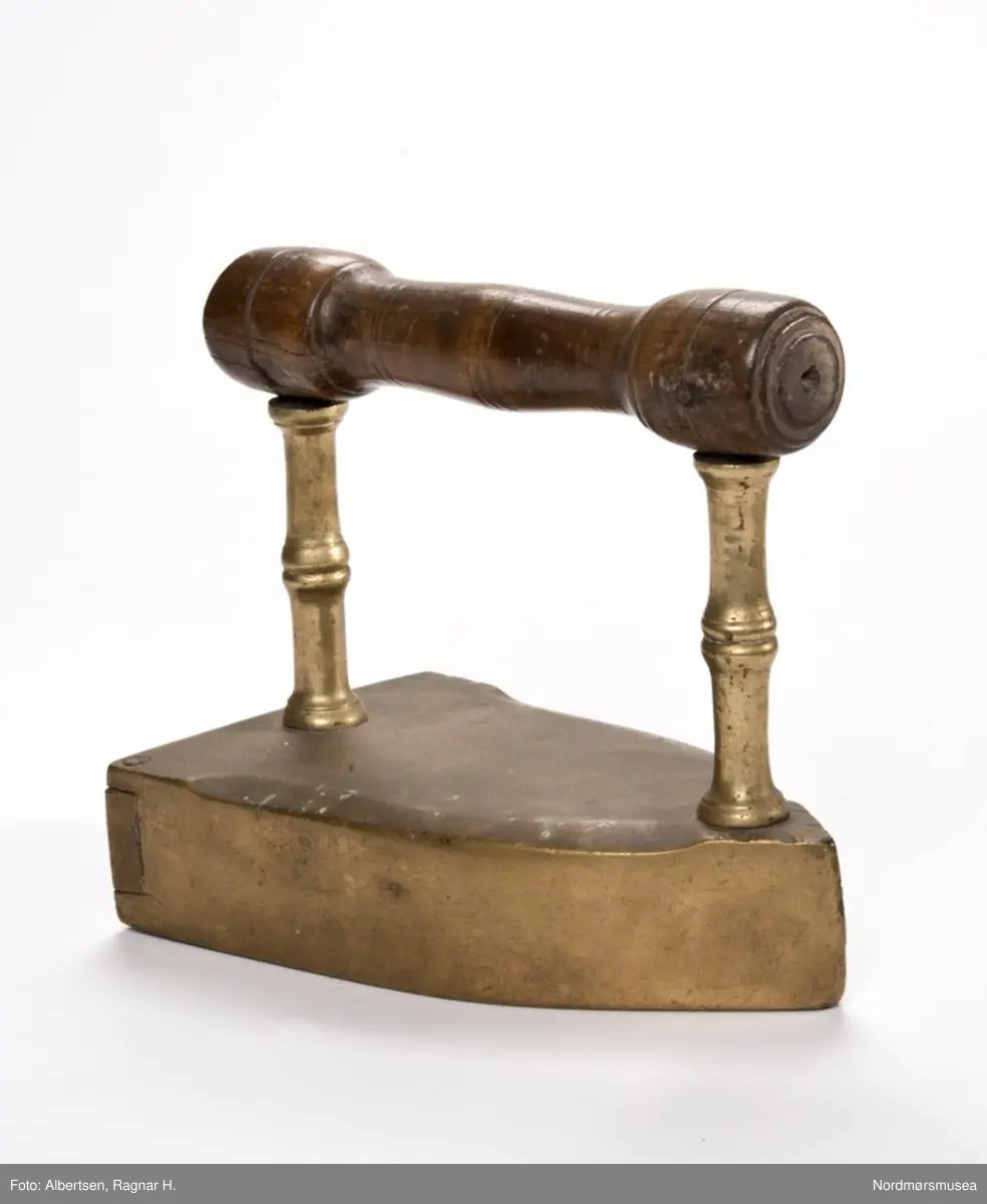 Trekantet. Dør bak til bolt.

Dekorert med profilerte søyler som håndtaket står på og profilert håndtak.