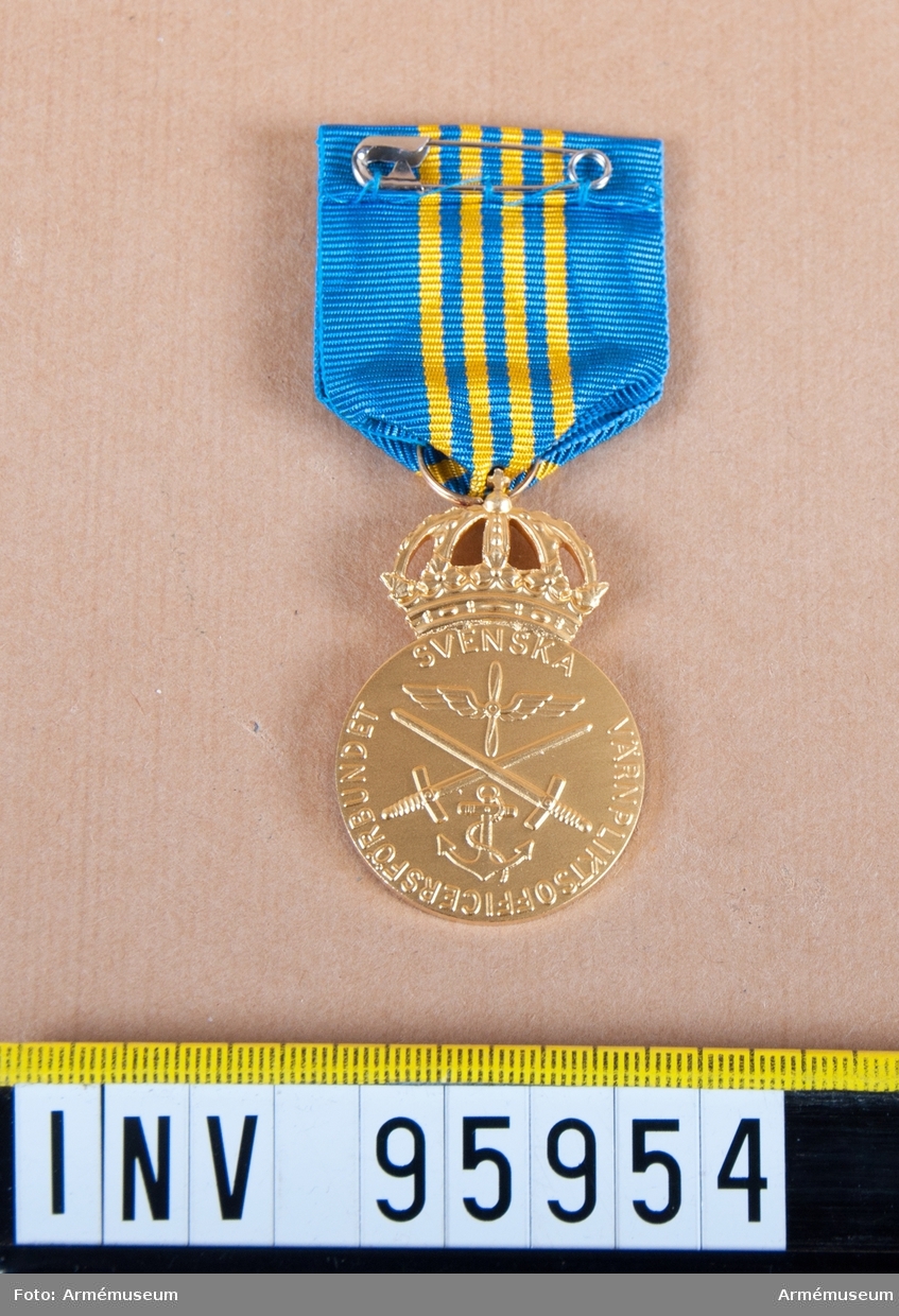 Svenska Värnpliktsofficersförbundets kungliga förtjänstmedalj i guld, 8:e storleken.

Band: blått med fyra smala gula ränder på mitten.