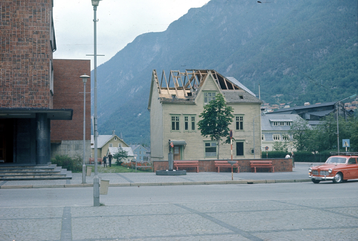 Riving av Sportskafeen på plassen framfor rådhuset i 1969.
