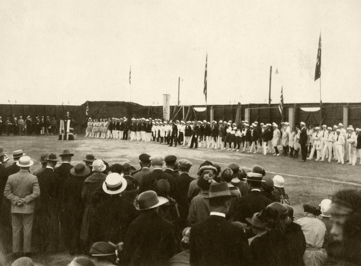 Publikum og turnere fotografert under åpningen av Nord-Norges turnstevne i Harstad, 1925.