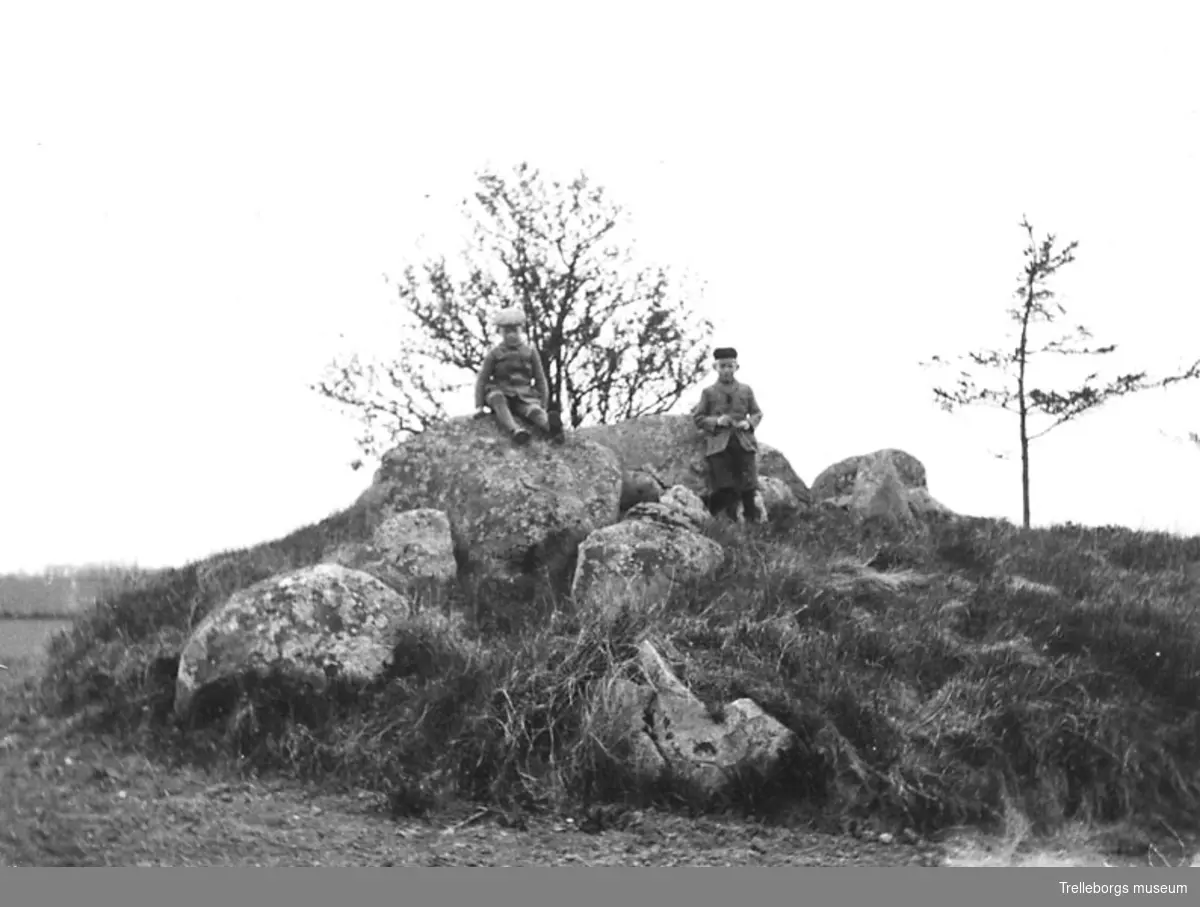 Foto Per L Nilsson  Gånggrift på Bodarp nr 2 med hans söner Knut och Sven. I en gånggrift begravdes flera personer medan det i en dös bara var en person begravd.