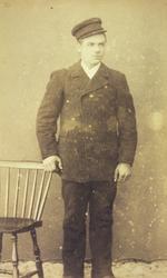 Studioportrett i helfigur av Olav Konrad Lind Mathiassen.