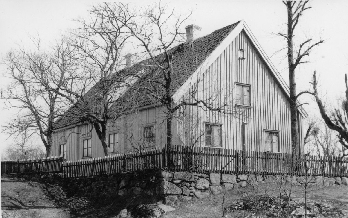 Gammal byggnad vid Stommen som tidigare stått på Sotlanda.Lena. Byggnaden är till största del uppförd av ektimmer och med utbyggda knutar. Den anses vara omkring 200 år gammal.