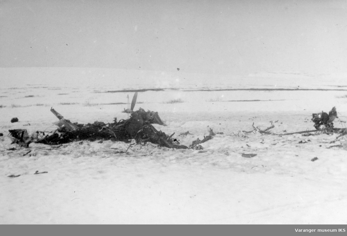 Vrakrester tilhørende jagerbomberen som ble skutt ned utenfor Vadsø 10/5-1944. Bildet er tatt dagen etter, 11. mai 1944.