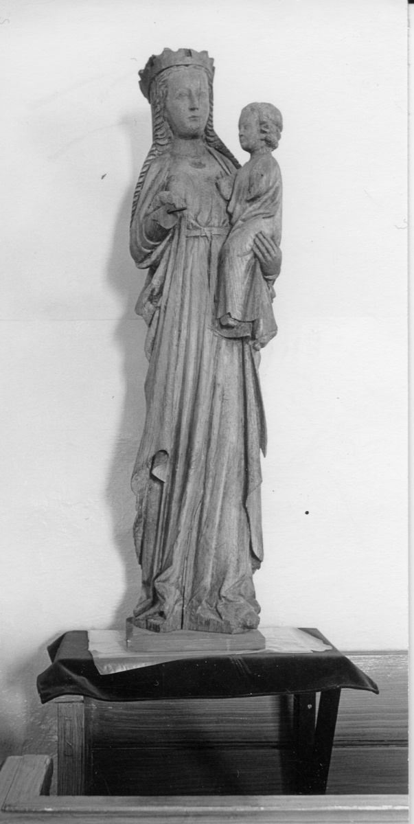 Interiör. Madonna-skulptur.  Lerdal kyrka