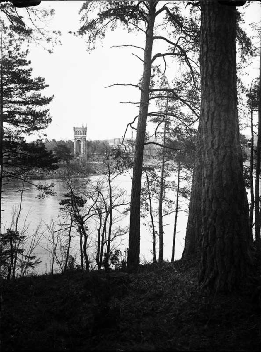 Utsikt mot Wargön AB. Tornet på västra älvstranden har tillhört träsliperiet som brann ner 1918. Hängbron revs på 1930-talet.
Foto eft. 1918.