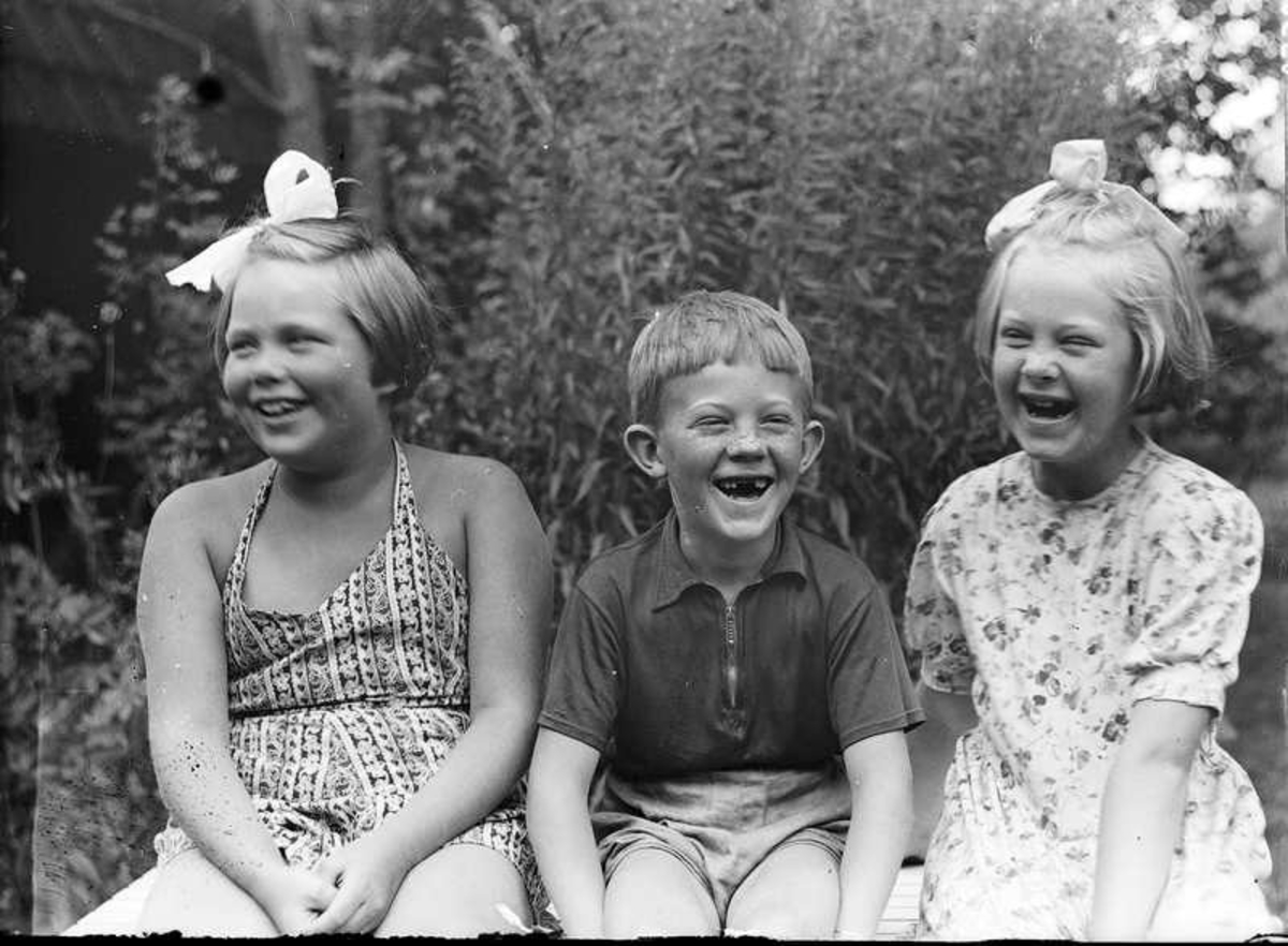 Tre glada barn.