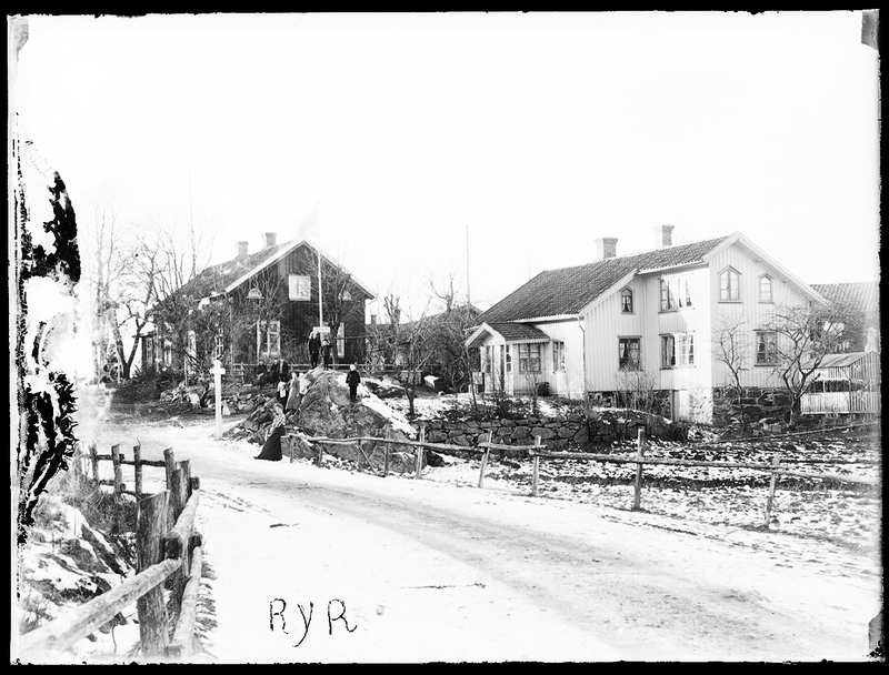 Vy från Väne-Ryr ca 1910.

Vy med den gamla vägen och Rybergs affär i förgrunden och församlingshemmet längre upp i backen.