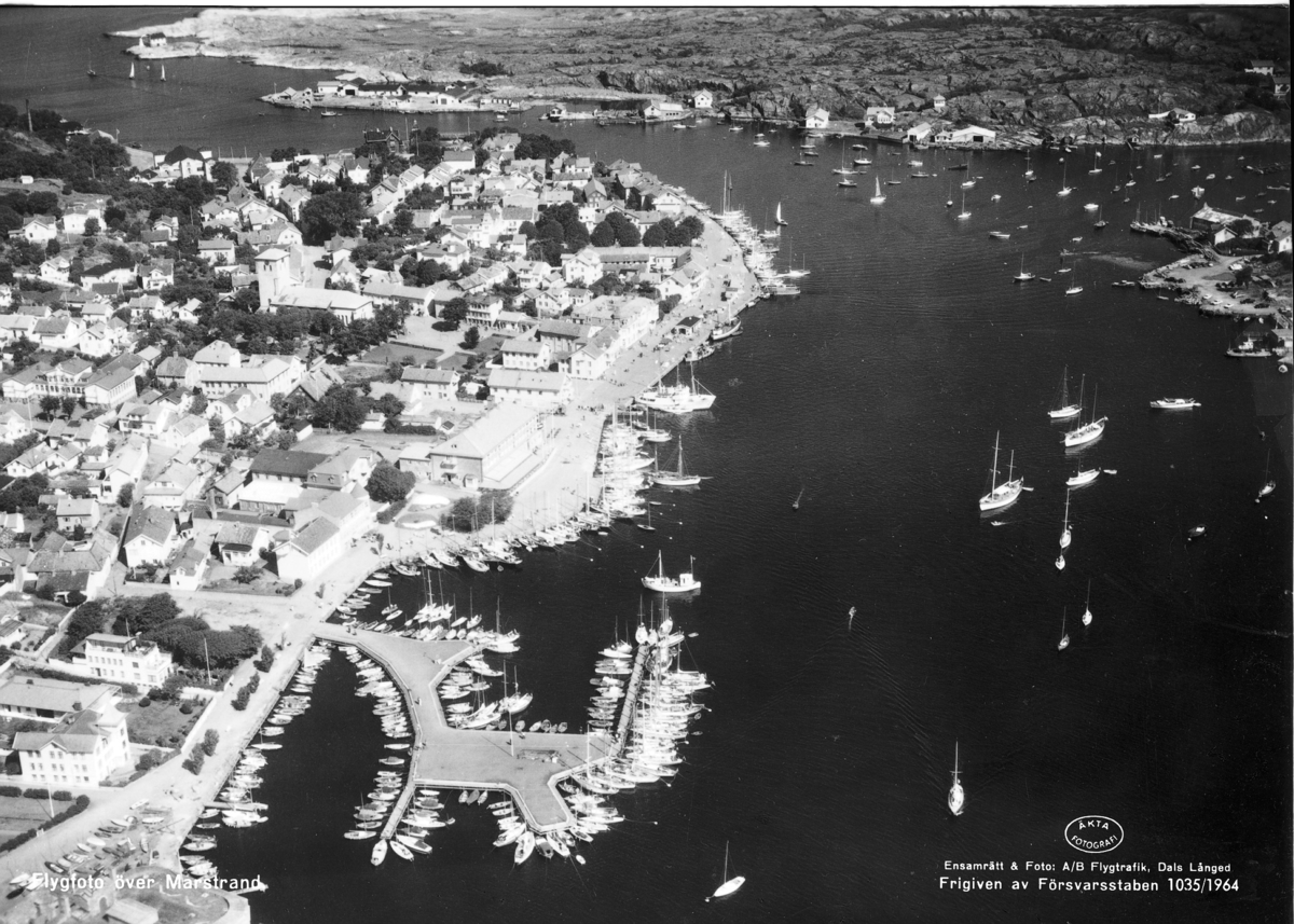 Text på bild:" Flygfoto över Marstrand"