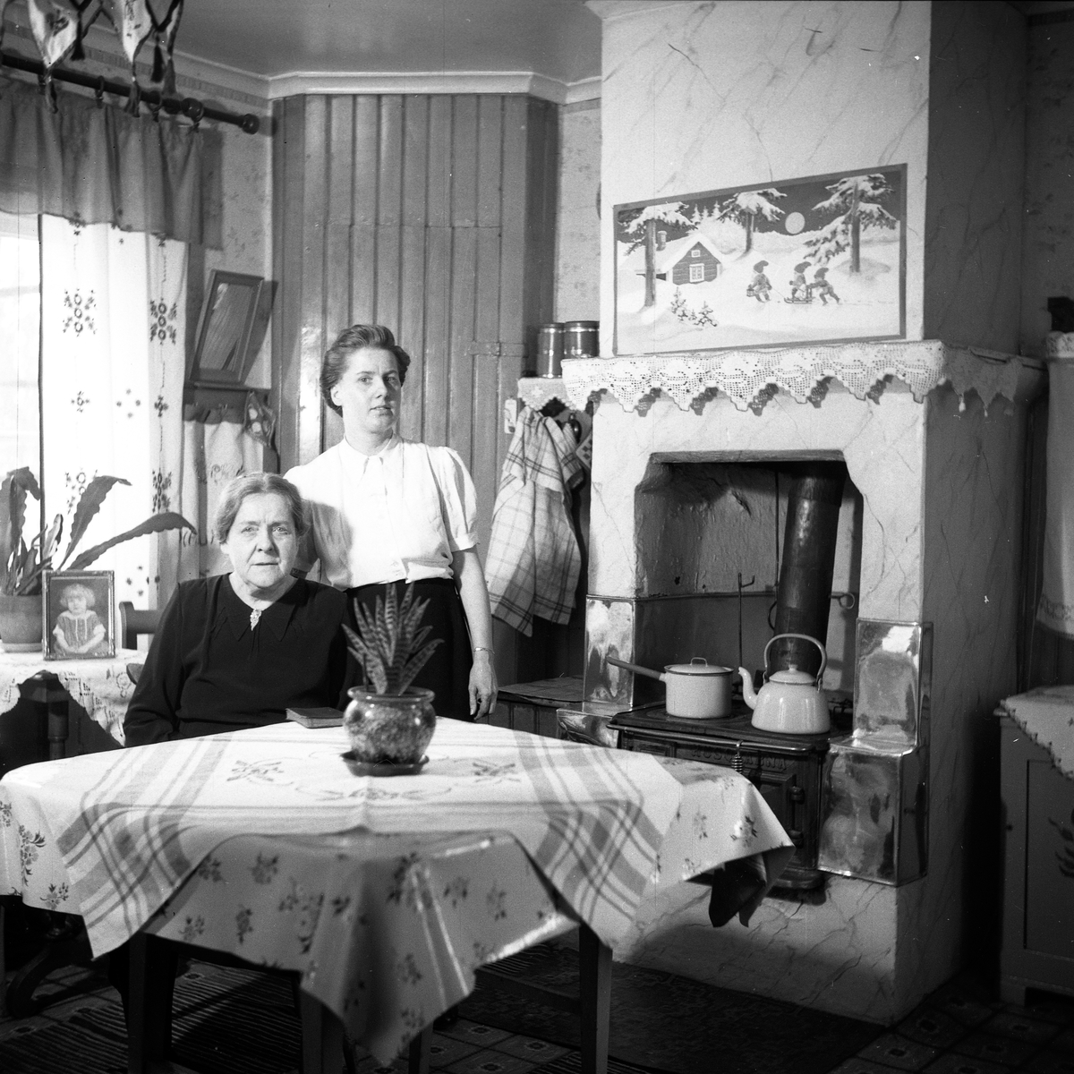 Trångboddheten i små lägenheter var stor i Jönköping. Här två kvinnor i ett rum, kanske kök.